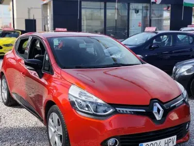 Usado Renault Clio 90 CV (66 kW) 2014 Rojo Utilitario