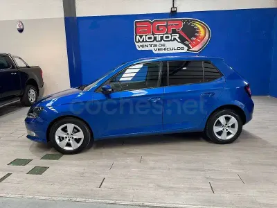 Usado Skoda Fabia Active 75 CV (55 kW) 2016 Azul Berlina