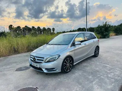 Usado Mercedes B200 136 CV (100 kW) 2014 Gris / plata Utilitario