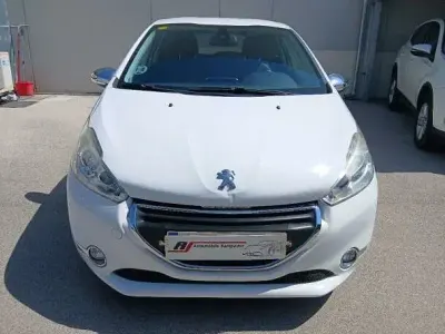 Usado Peugeot 208 Allure 92 CV (67 kW) 2014 Blanco Utilitario