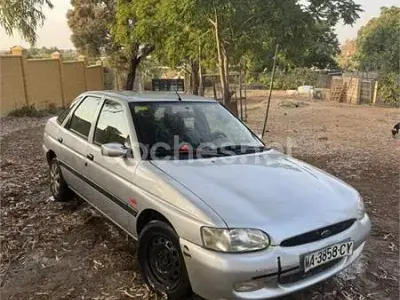 Usado Ford Escort 90 CV (66 kW) 2000 Gris / plata Berlina