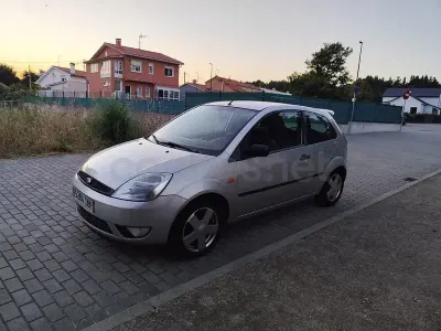 Usado Ford Fiesta Ambiente 68 CV (50 kW) 2004 Gris / plata Utilitario