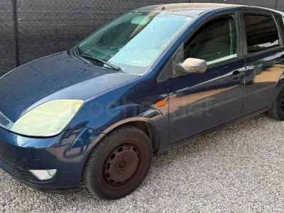 Usado Ford Fiesta Trend 80 CV (58 kW) 2003 Azul Utilitario