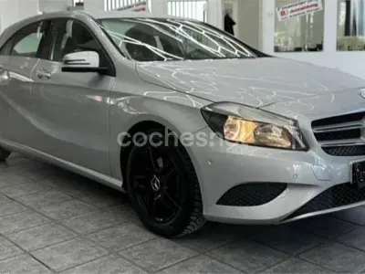 Usado Mercedes A200 Urban 156 CV (114 kW) 2014 Gris / plata Berlina