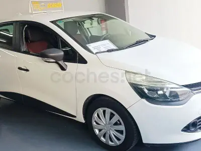 Usado Renault Clio III Collection 75 CV (55 kW) 2014 Blanco Berlina