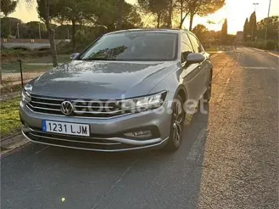 Usado VW Passat Executive 150 CV (110 kW) 2020 Gris / plata Berlina