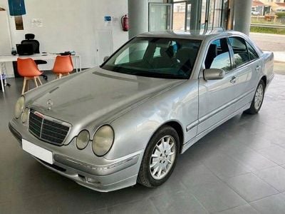 Usado Mercedes E320 Elegance 197 CV (144 kW) 2000 Gris / plata Berlina