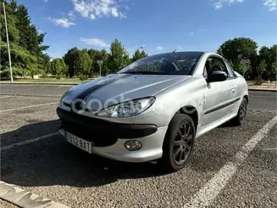 Usado Peugeot 206 110 CV (80 kW) 2002 Gris / plata Descapotable