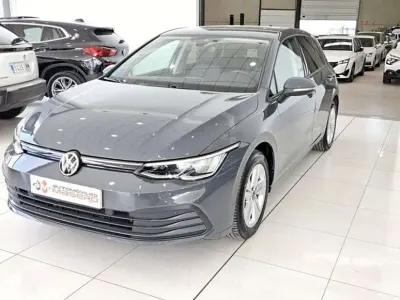 Usado VW Golf VIII Life 110 CV (80 kW) 2021 Gris / plata Berlina