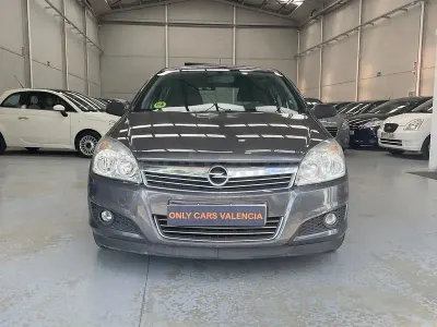 Usado Opel Astra Edition 110 CV (80 kW) 2009 Gris / plata Berlina