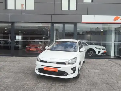 Usado Kia Rio 100 CV (73 kW) 2023 Blanco Berlina