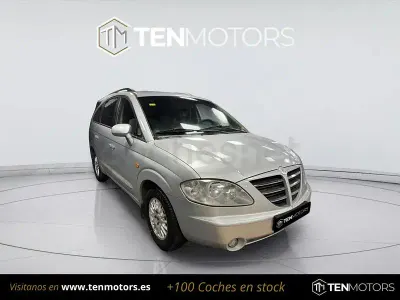 Usado Ssangyong (KGM) Rodius 165 CV (121 kW) 2008 Gris / plata Monovolumen