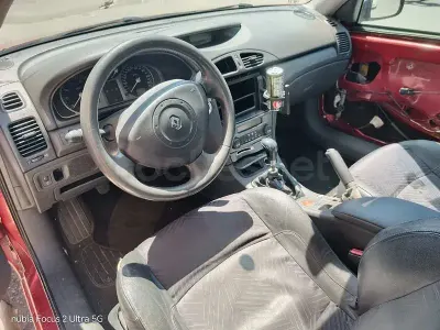 Używany Renault Laguna II Authentique 135 KM (99 kW) 2005 Czerwony Sedan/Limuzyna