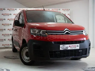 Usado Citroën Berlingo Live 102 CV (75 kW) 2021 Rojo Monovolumen