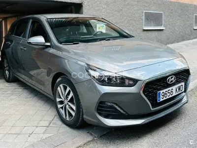 Usado Hyundai i30 120 CV (88 kW) 2019 Gris / plata Berlina