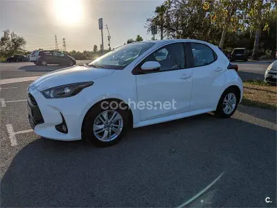 Usado Toyota Yaris Hybrid Active 116 CV (85 kW) 2022 Blanco Berlina