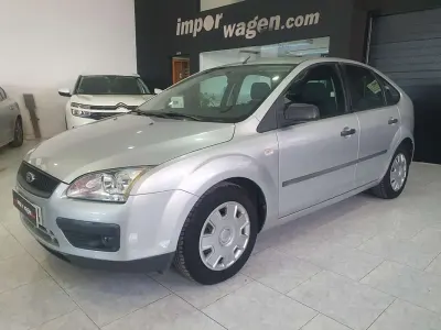 Usado Ford Focus Ghia 101 CV (74 kW) 2005 Gris Familiar
