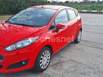 Usado Ford Fiesta Trend 82 CV (60 kW) 2015 Rojo Berlina