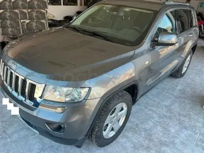 Usado Jeep Grand Cherokee Laredo 190 CV (139 kW) 2012 Gris / plata SUV