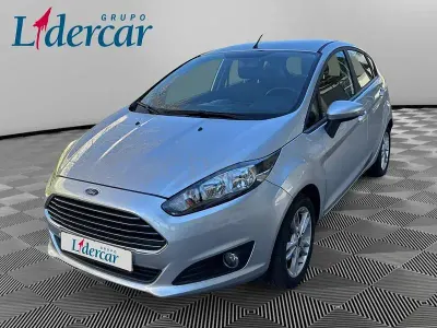 Usado Ford Fiesta Titanium 100 CV (73 kW) 2015 Gris / plata Utilitario