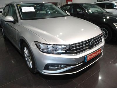 Usado VW Passat Business 122 CV (89 kW) 2021 Gris / plata Berlina