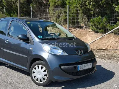Usado Peugeot 107 Urban Move 68 CV (50 kW) 2007 Gris / plata Utilitario