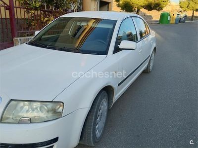 Usado Skoda Superb Classic 140 CV (102 kW) 2005 Blanco Berlina