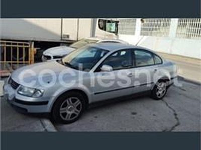 Usado VW Passat Highline 150 CV (110 kW) 1998 Gris / plata Berlina