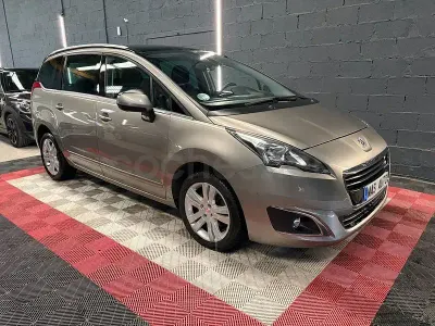 Usado Peugeot 5008 Style 120 HP (88 kW) 2016 Bege Monovolume