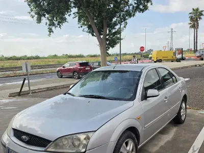 Usado Ford Mondeo Ghia 170 CV (125 kW) 2001 Gris / plata Berlina