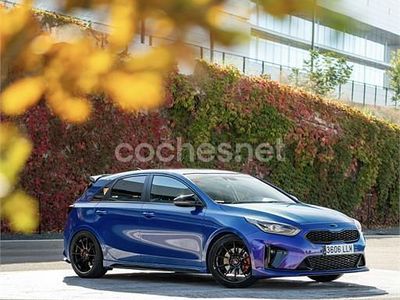 Usado Kia Ceed GT GT-Line 140 CV (102 kW) 2020 Violeta / lila Berlina
