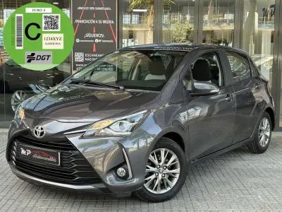Usado Toyota Yaris Active 111 CV (81 kW) 2017 Gris Utilitario