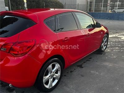 Usado Opel Astra Enjoy 110 CV (80 kW) 2012 Rojo Berlina