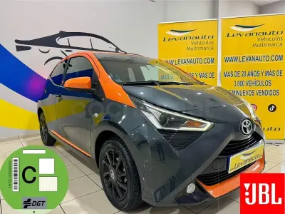 Usado Toyota Aygo X-cite 72 CV (52 kW) 2021 Gris / plata Utilitario