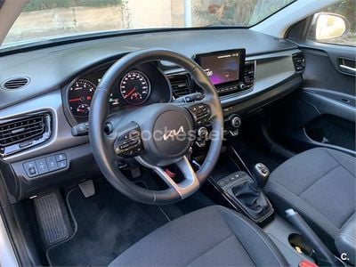 Usado Kia Rio GT-Line 100 CV (73 kW) 2023 Gris / plata Berlina