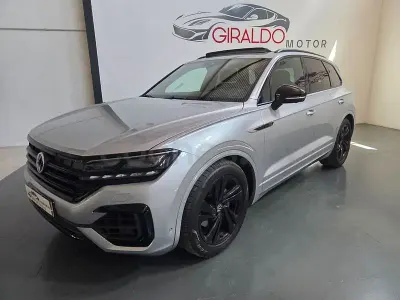 Usado VW Touareg R-line 286 CV (210 kW) 2022 Gris / plata SUV