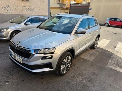 Gris / plata Usado 2023 Skoda Karoq SportLine SUV | 21.999 € (Precio justo)