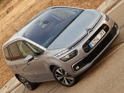 Usado Citroën Grand C4 Picasso Feel 130 CV (95 kW) 2017 Gris / plata Monovolumen