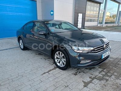 Gris / plata Usado 2021 VW Passat Business Berlina | 17.100 € (Precio justo)
