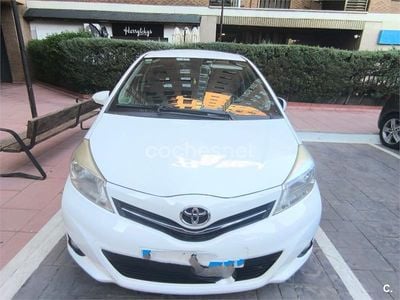 Usado Toyota Yaris Active 69 CV (50 kW) 2013 Blanco Berlina