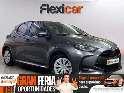 Usado Toyota Yaris Hybrid Active 116 CV (85 kW) 2023 Rojo
