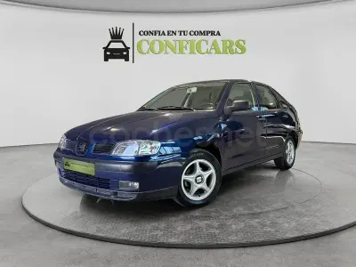 Usado Seat Cordoba Stella 60 CV (44 kW) 2002 Azul Berlina