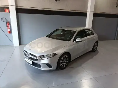 Usado Mercedes A180 136 CV (100 kW) 2020 Gris / plata Berlina