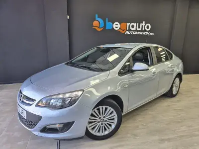 Usado Opel Astra Selective 136 CV (100 kW) 2015 Gris / plata Berlina