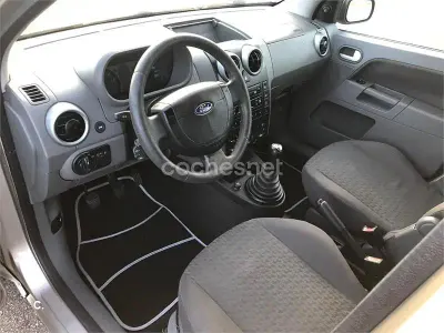 Usado Ford Fusion 68 CV (50 kW) 2004 Gris / plata Utilitario