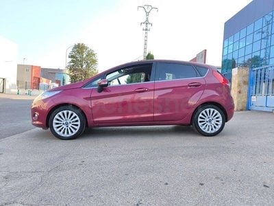 Usado Ford Fiesta Titanium 90 CV (66 kW) 2009 Granate Utilitario