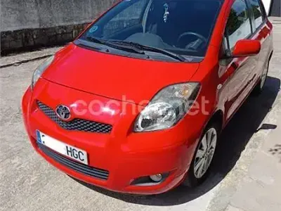 Usado Toyota Yaris Connect Style 101 CV (74 kW) 2011 Rojo Utilitario