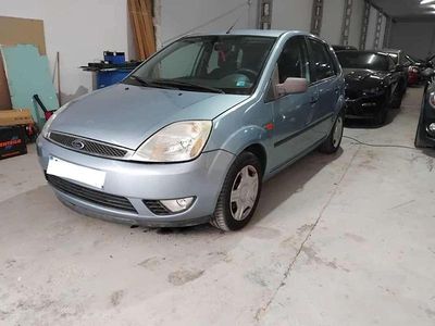 Usado Ford Fiesta Ghia 68 CV (50 kW) 2004 Azul Utilitario