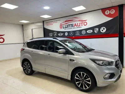 Usado Ford Kuga ST-Line 150 CV (110 kW) 2018 Gris / plata SUV