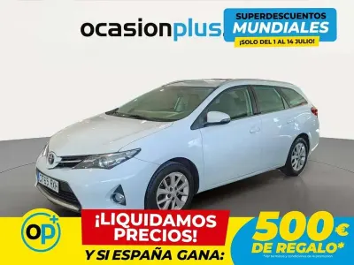 Usado Toyota Auris Touring Sports Active 132 CV (97 kW) 2014 Blanco Familiar